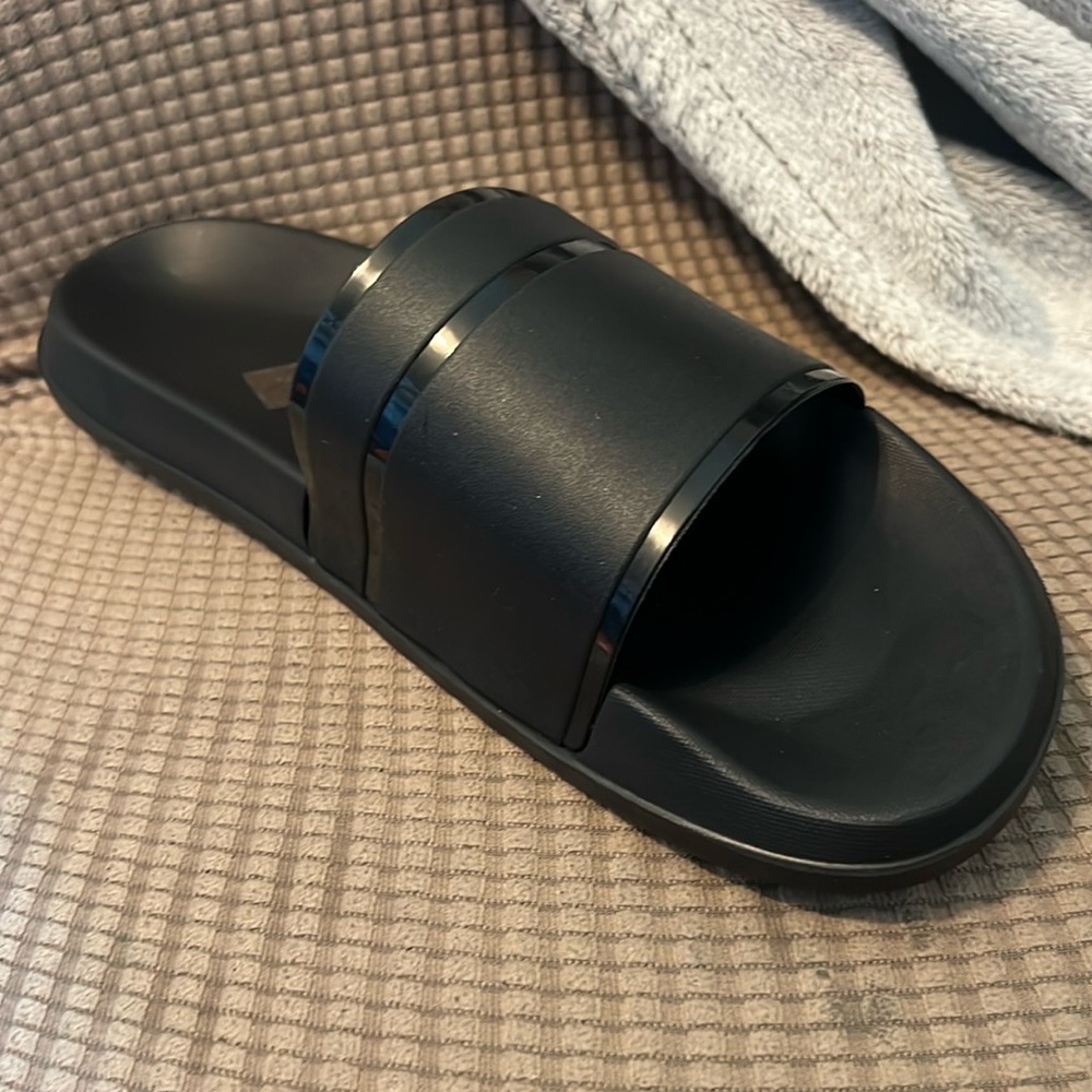 Men’s black slides